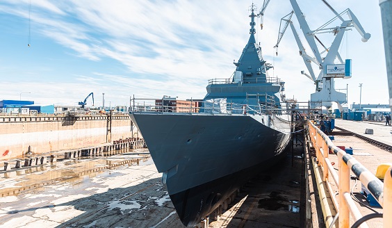 Ensimmäinen alus ulkona telakalla vesillelaskun yhteydessä.