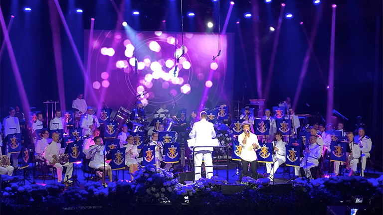 Laivaston soittokunta konsertissa.